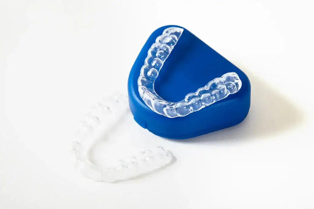 Verschiedene Arten von Zahnspangen, Beitrag - Bild: Aligner Schienen auf einer blauen Aufbewahrungsbox