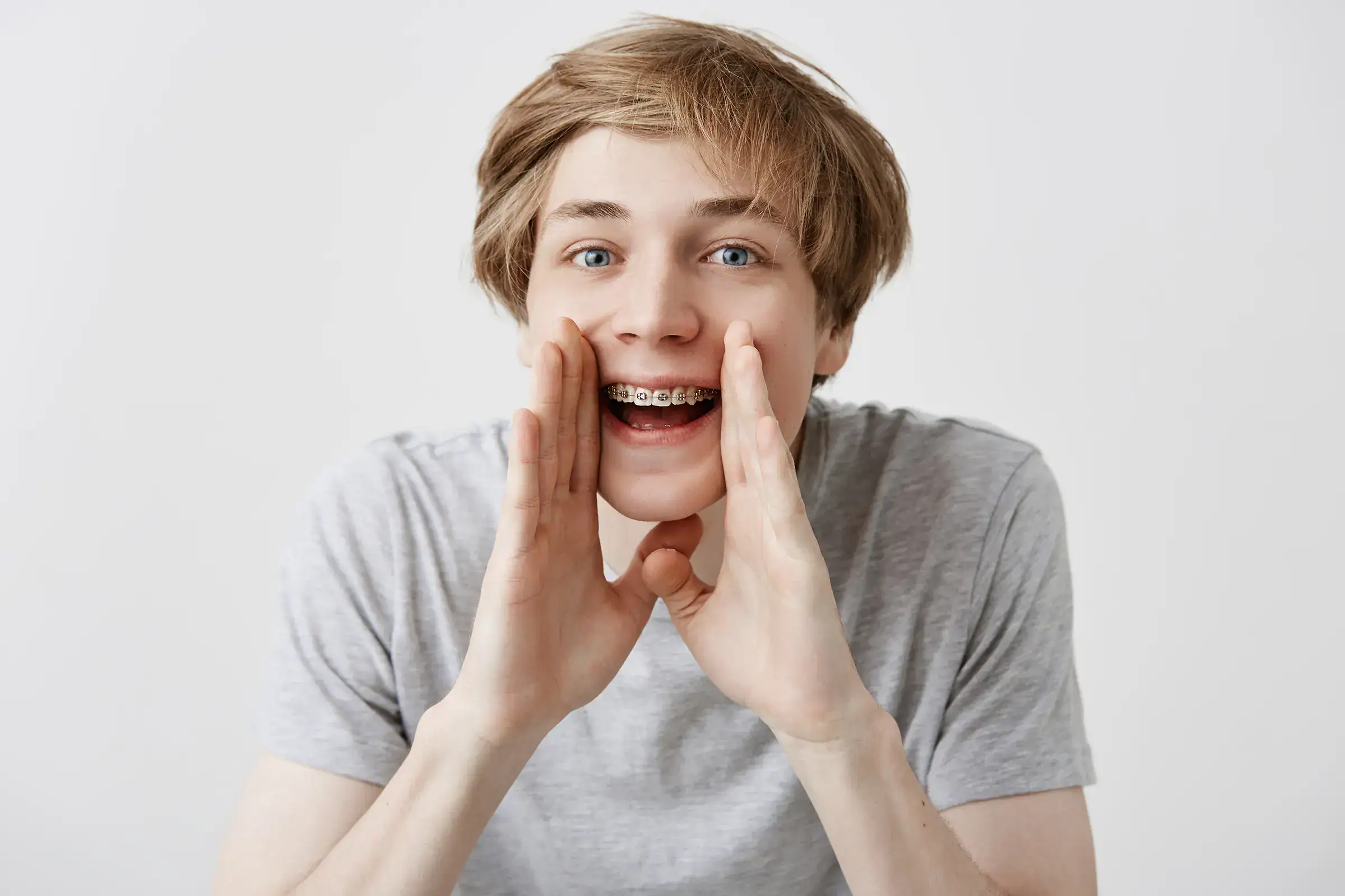 Junge mit fester Zahnspange - die wichtigsten Fragen zur festen Zahnspange schnell geklärt.