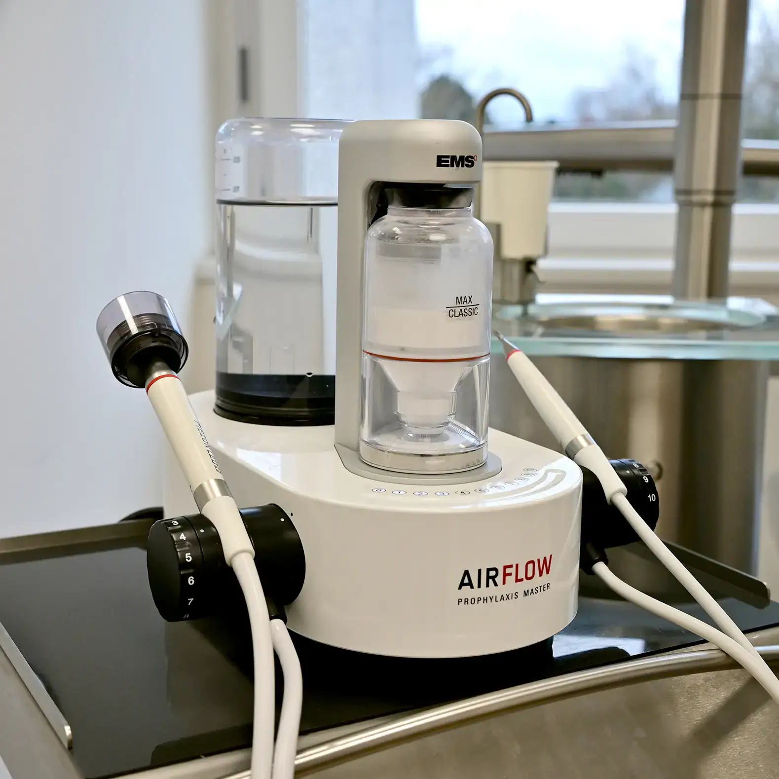 Zahnreinigung Köln bei Zahnfreude Kieferorthopädie – Airflow Gerät für die professionelle Zahnreinigung