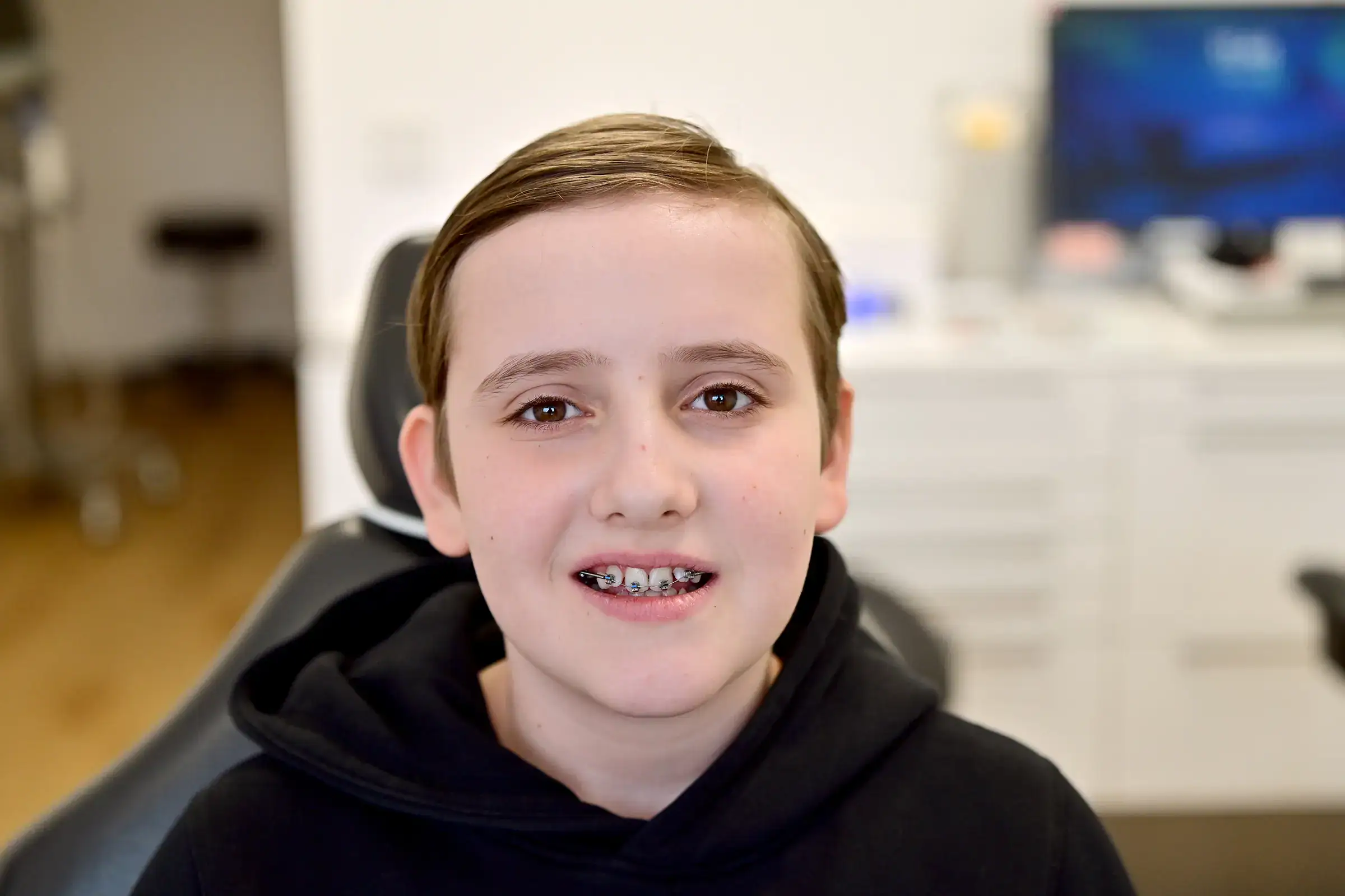 Feste Zahnspange Köln – junger Patient mit fester Zahnspange bei Zahnfreude Kieferorthopädie