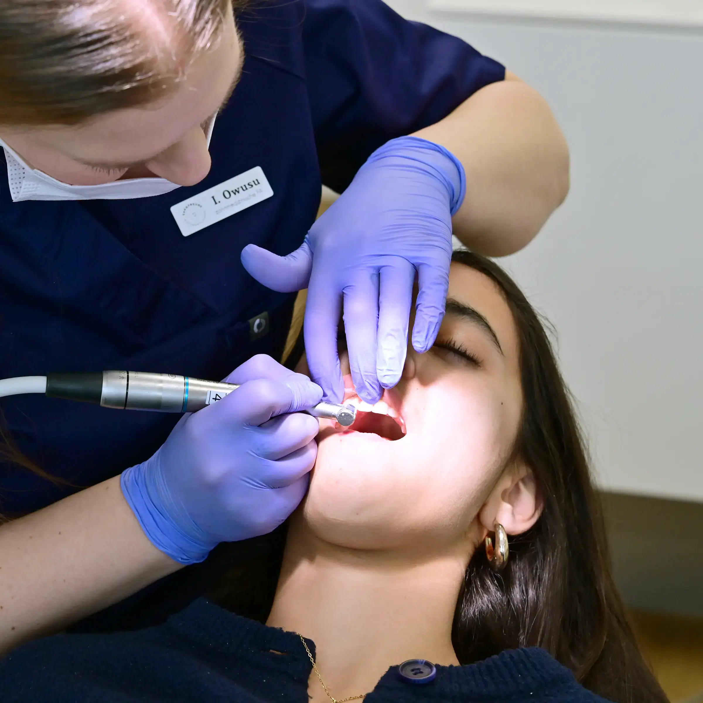 Professionelle Zahnreinigung bei Zahnfreude Kieferorthopädie in Köln – Behandlungsablauf