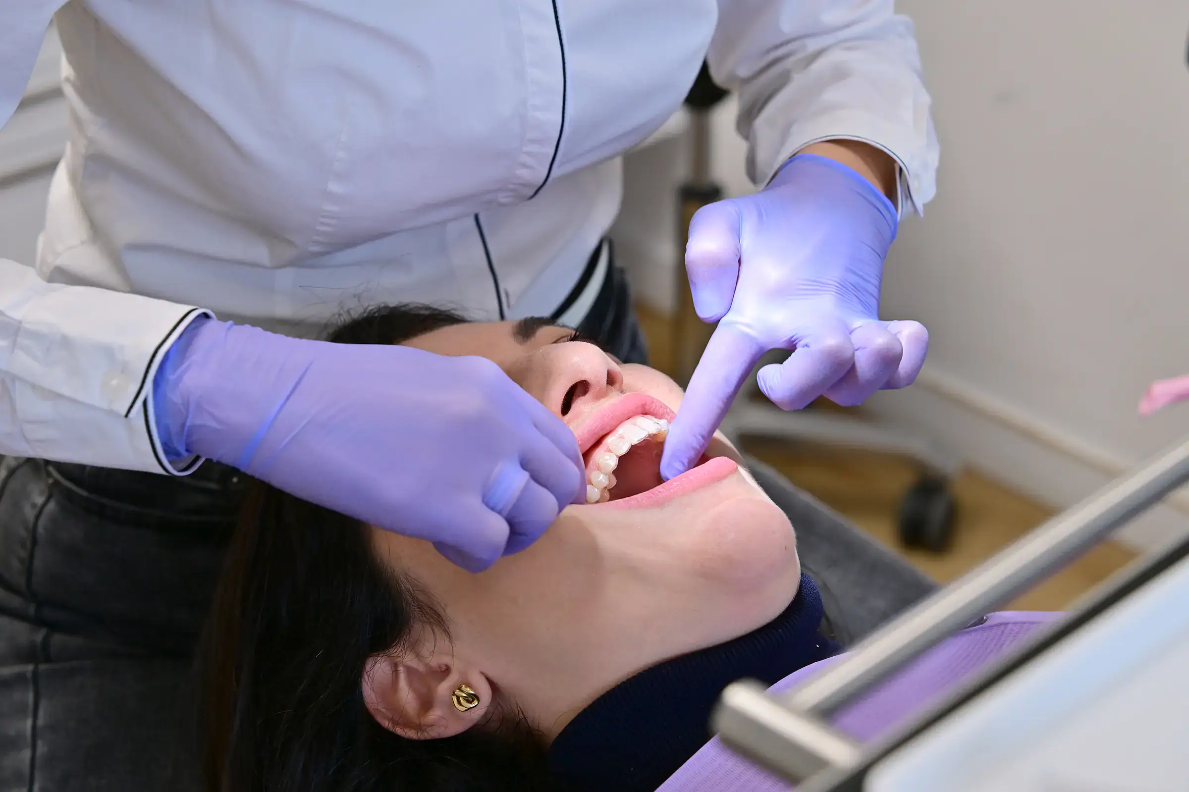 Einsetzen von Zahnschienen – Invisalign Köln bei Zahnfreude