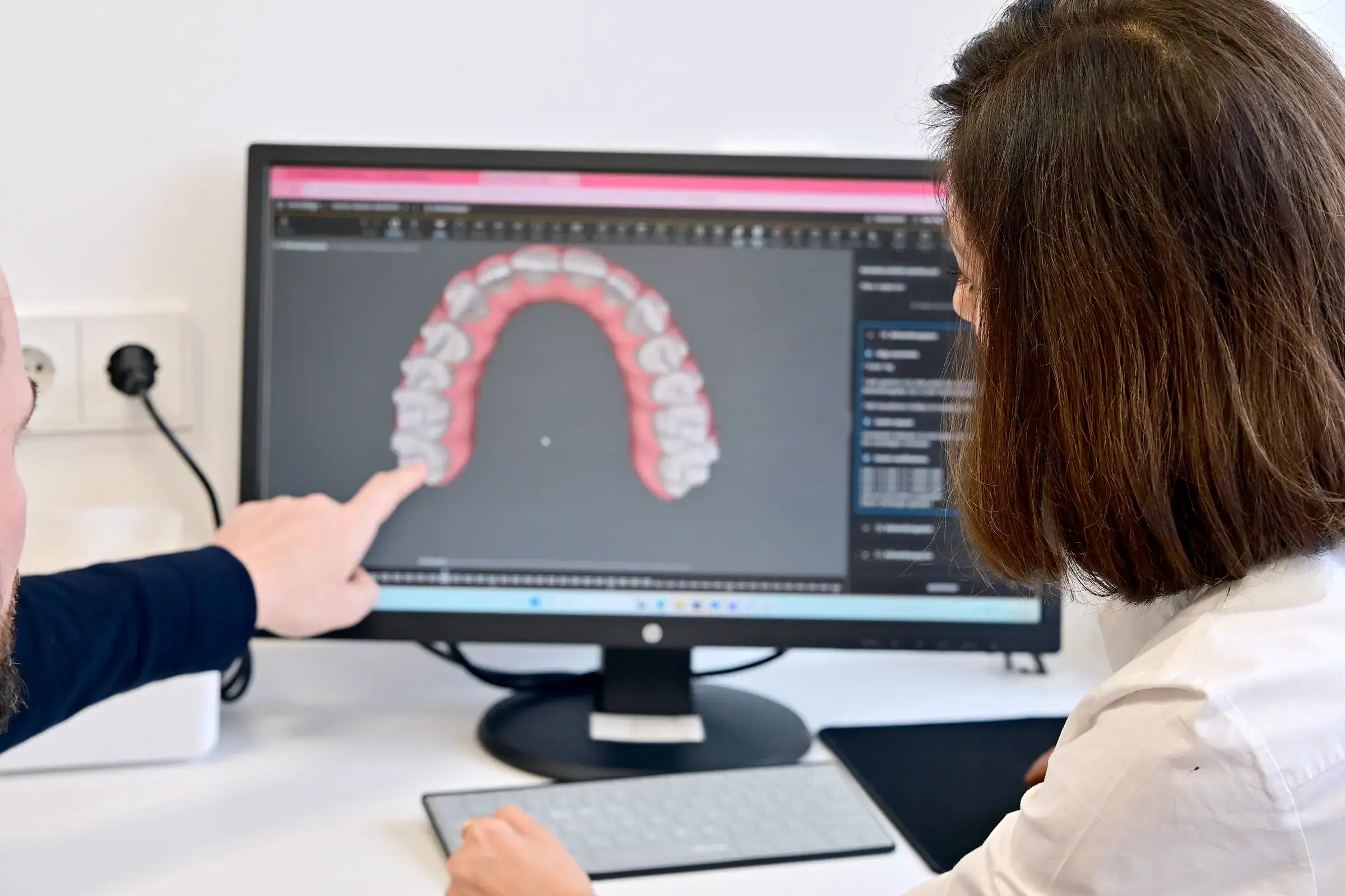 Digitale Kieferorthopädie bei Zahnfreude Köln – Scan von Oberkiefer auf Monitor