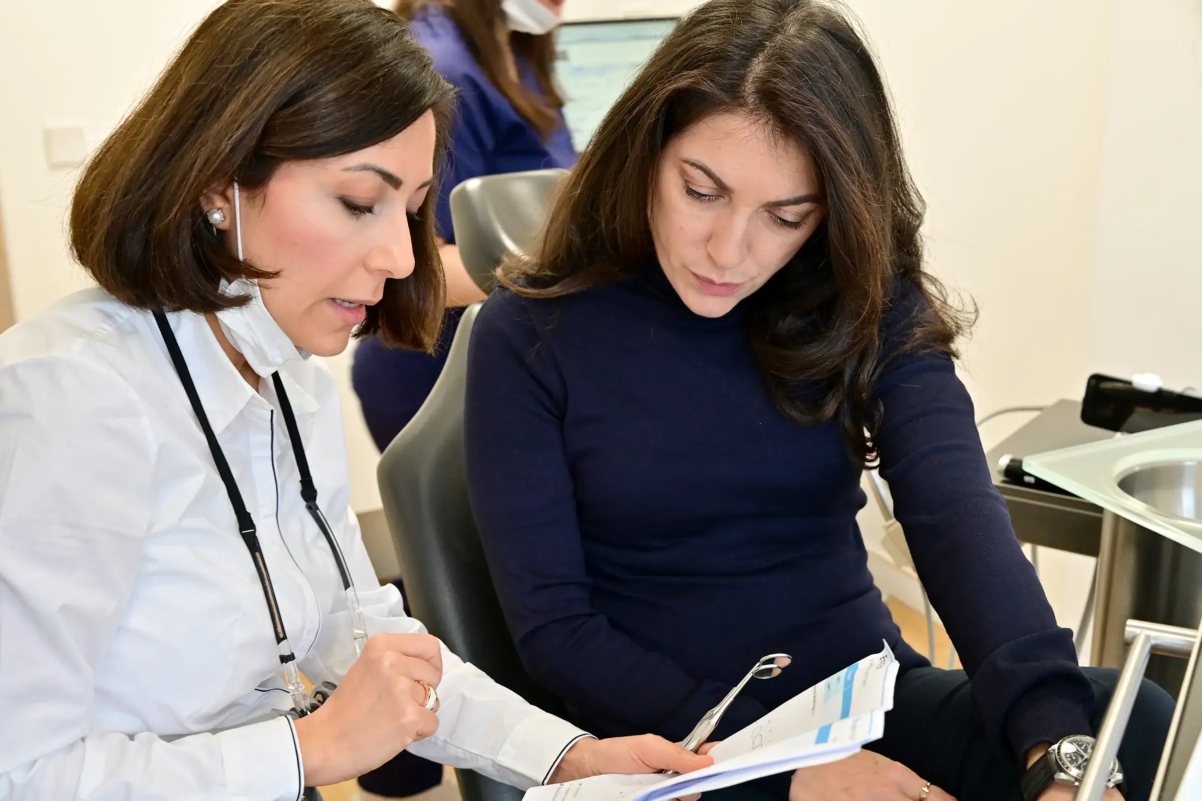 Zahnfreude Kieferorthopädie arbeitet mit Kieferchirurgie zusammen. Bild: Patientengespräch